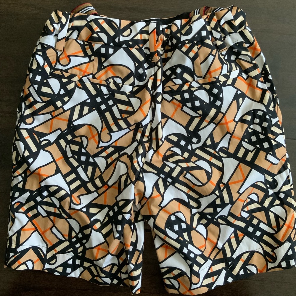 Burberry boys shorts Adjustable band along with belt loops